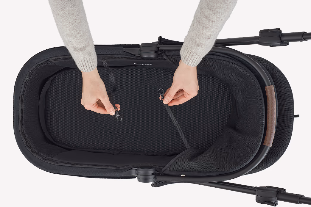 Two built-in leashes for pet security