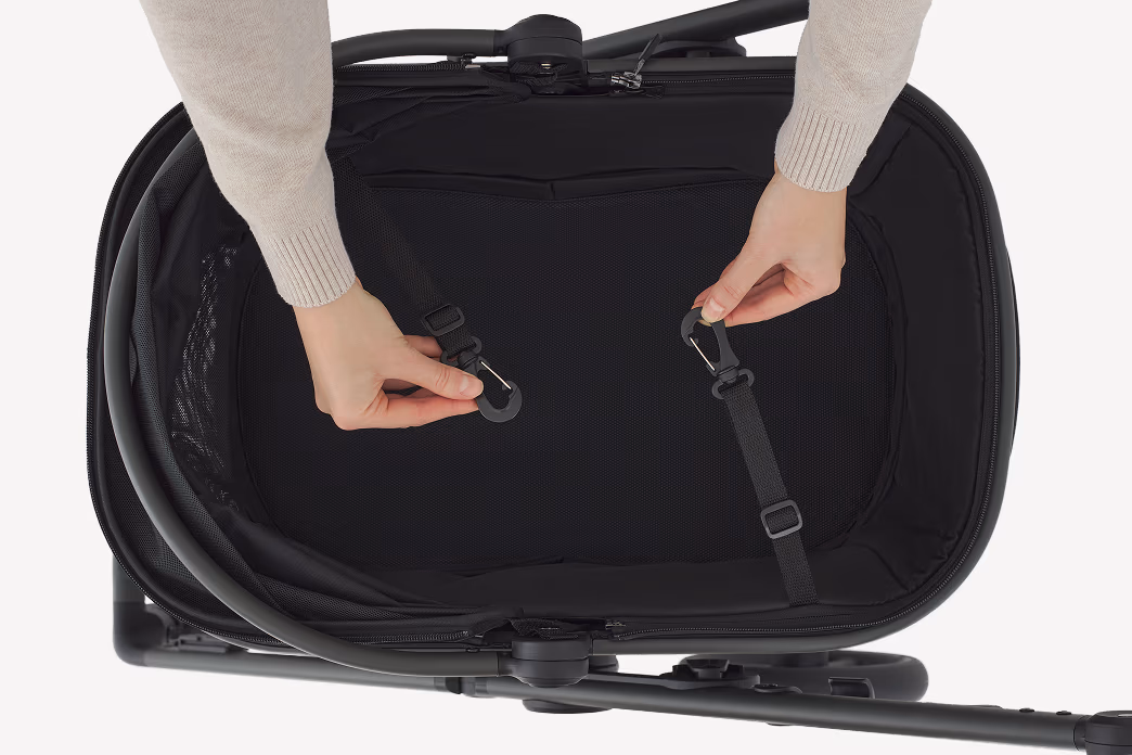 Two built-in leashes for pet security