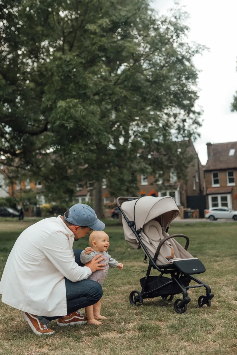 Familienmoment im Grünen mit einem Anex Kinderwagen