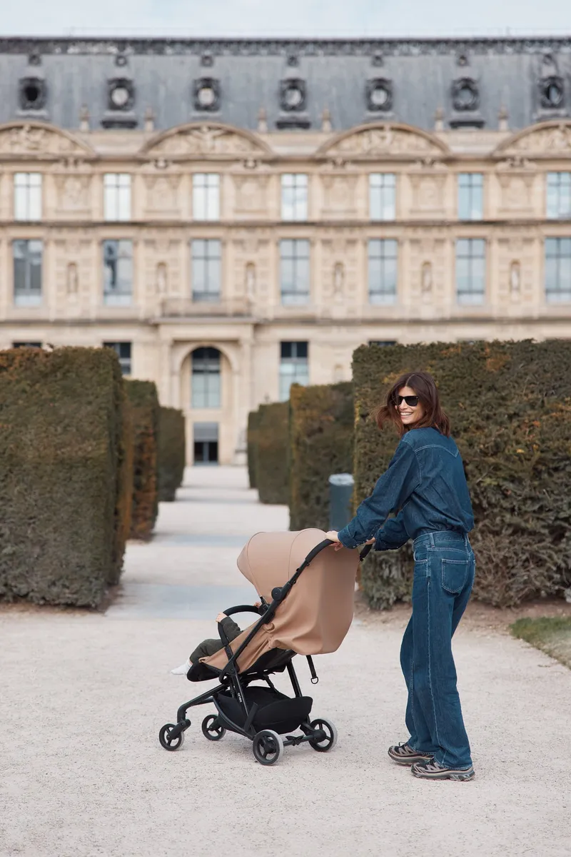 Spaziergang mit einem Anex Kinderwagen vor historischer Kulisse